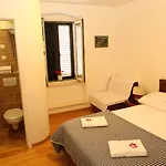 Gostinjska kuća Malena Palace Experience