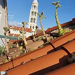 Gostinjska kuća Malena Palace Experience 3*
